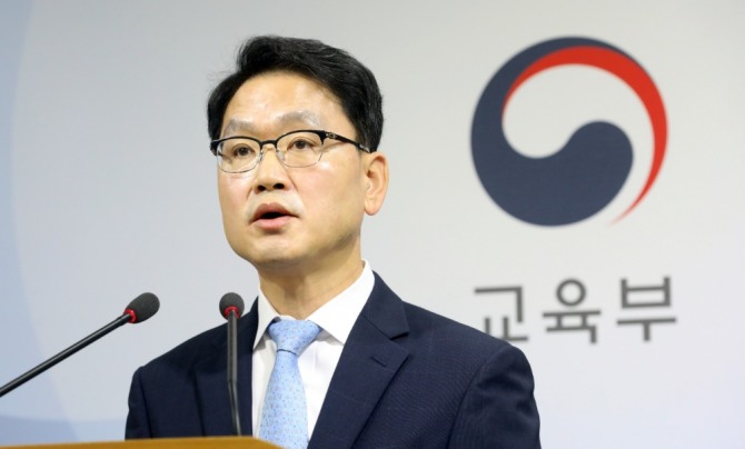 이승복 교육부 대학학술정책관이 지난 13일 오전 정부세종청사에서 교수 등 대학 소속 연구자들의 미성년 공저자 등재, 와셋(WASET) 등 부실학회 참가 문제에 대한 실태조사 결과와 조치현황을 발표하고 있다./연합뉴스