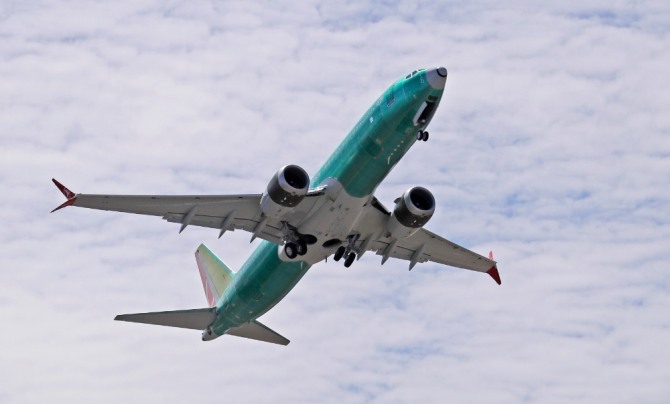 보잉 737 맥스 8 기종이 지난달 8일 미국 워싱턴주(州) 렌튼 공항에서 시험비행을 위해 이륙하고 있다. 사진=뉴시스