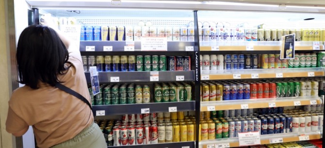 정부가 주류 과세체계를 개편하면서 맥주 등 주류 가격 변동에 이목이 집중되고 있다. 사진=뉴시스