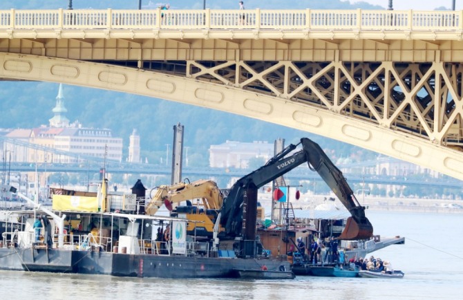 7일 오전(현지시각) 헝가리 부다페스트 다뉴브강 유람선 침몰 사고현장에는 중장비가 동원돼 인양준비작업이 진행되고 있다. (사진=뉴시스)
