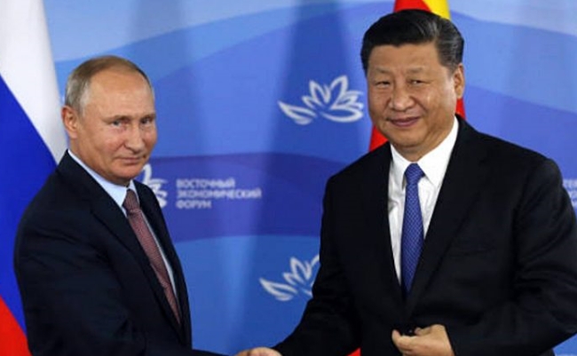 푸틴 러시아 대통령(사진 왼쪽)과 시진핑 중국 국가주석(사진 오른쪽)이 6일 정상회담을 가진 후 악수를 하고 있다. 