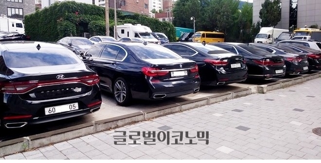 앵글을 왼쪽으로 살짝 돌리면 (왼쪽부터)그랜저와 BMW 7시리즈가 추가된다.