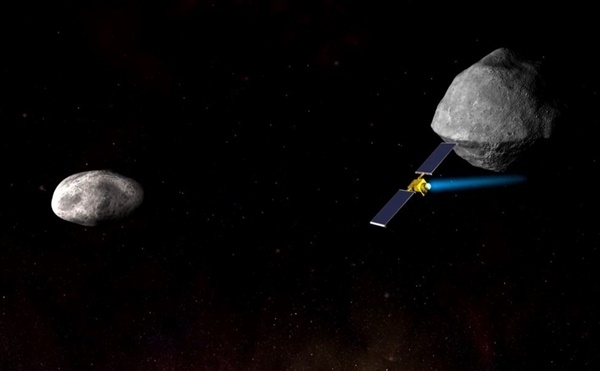 나사는 DART프로젝트의 일환으로 오는 2021년 7월우주선을 발사해 데디모스 주변의 궤도를 변경하는 방식으로 지구를 쌍성소행성 충돌로부터 피하게 만들 수 있을지 점검하게 된다. (사진=나사,존스홉킨스대 응용물리학연구소)