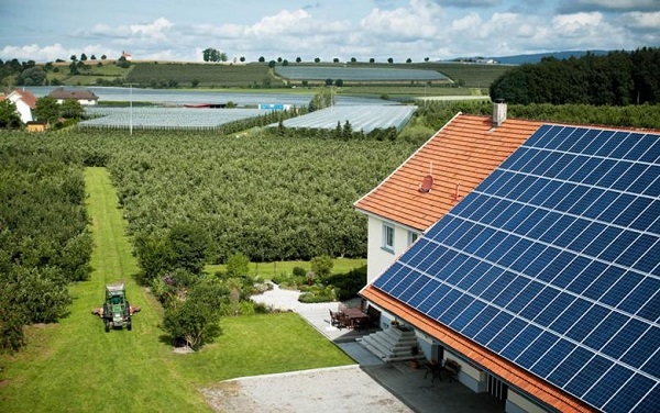 지붕에 설치된 태양광 패널. 