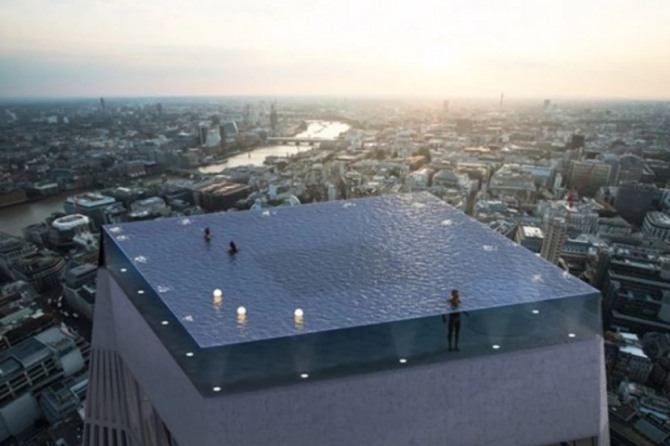 세상에서 가장 위험한 수영장으로 꼽히는 인피니티 런던 55층 꼭대기의 360도 투명 벽 수영장. 사진=BGR