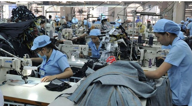 베트남 여성근로자들이 베트남 진출 외국계 섬유공장에서 일하고 있다. 