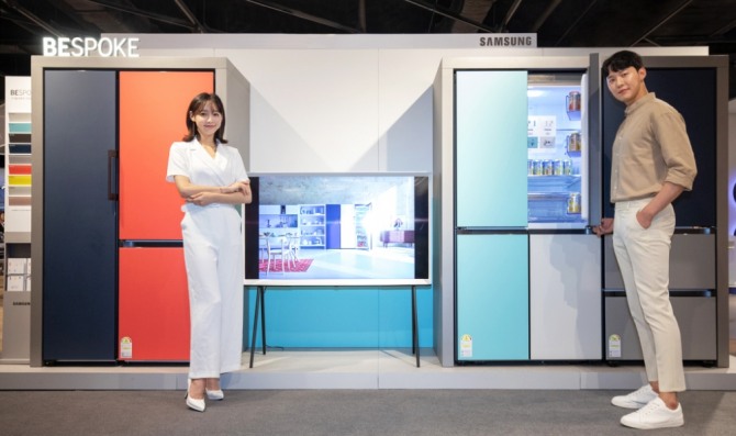 삼성전자 모델이 신개념 맞춤형 냉장고 '비스포크'를 소개하고 있다. (사진=삼성전자 제공)