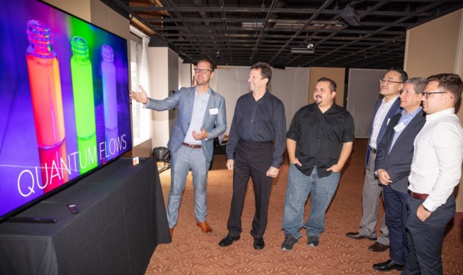 디스플레이 업계 전문가들이 현지시간 11일 미국 뉴욕 맨해튼에서 열린 '8K 디스플레이 서밋'에서 삼성 QLED 8K TV로 8K 화질을 체험하고 있다. (사진=삼성전자 제공)