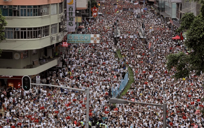 사진은 지난 9일 열린 홍콩 중국 반환 후 최대규모인 '범죄인 중국송환 반대'시위.