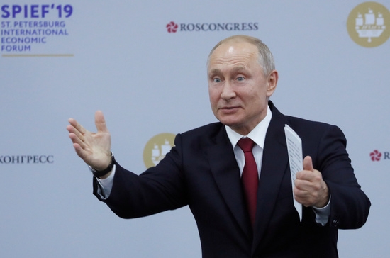 블라디미르 푸틴 러시아 대통령은 오스카상을 수상한 영화감독 올리버 스톤으로부터 22살 딸의 대부를 맡아달라는 요청을 받았다. 사진=로이터/뉴스1