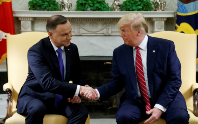 도널드 트럼프 미 대통령(오른쪽)이 12일 백악관에서 알드레이 두다 폴란드 대통령과 회담하기 전 악수하고 있다. 
