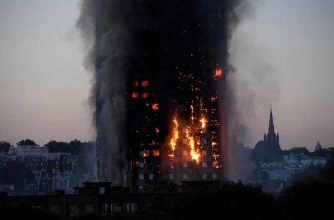 영국 그렌펠 타워는 미국 기업 3곳의 부실한 건축 자재로 인해 화재가 발생한 것으로 나타났다. 사진=로이터/뉴스1