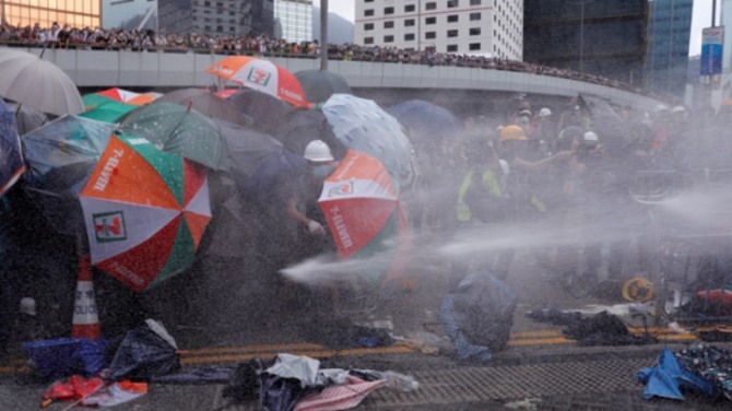 홍콩경찰이 범죄인 인도 조례개정에 반대하는 시위대에 최루액을 쏘며 강제진압하고 있다.