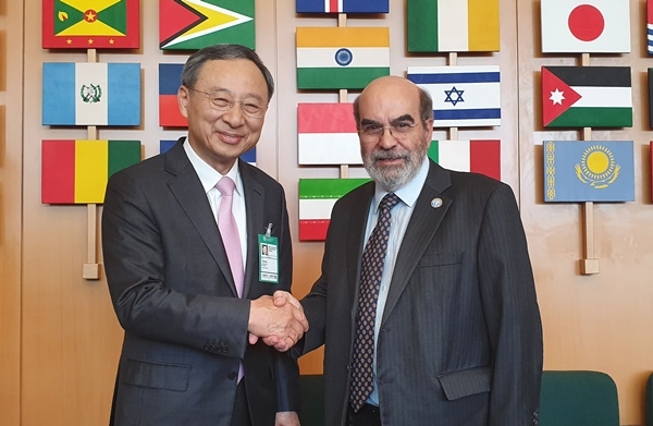 지난 12일 이탈리아 로마에서 유엔식량농업기구(FAO) ‘디지털 농업혁신’ 콘퍼런스에서 기조연설자로 나선 KT 황창규(왼쪽) 회장에게 FAO 호세 그라치아노 다 실바 사무총장이 감사인사를 하고 있다. (사진=KT)