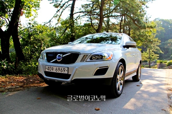 볼보 XC60 T6는 XC90의 유전자를 재현했다. 차량이 고급스럽고 화려해 지면서 XC60 D5(디젤, 맨아래)의 투박한 모습을 탈피했다.