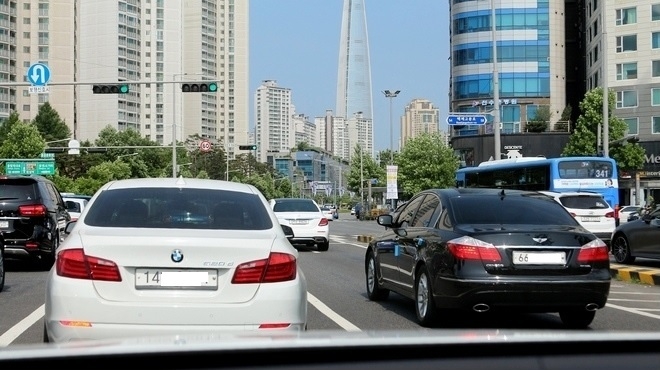 시승 중 올림픽대로에서 만난 폭스바겐의 인기 SUV 티구안과 송파대로에서 만난 BMW의 인기 세단 520d가 모두 2.0 디젤 차량이라 시대 흐름을 반영하고 있지 못하고 있다는 느낌을 받았다. 트렌드가 가솔린과 하이브리드 등 친환경 차량이라서 이다.