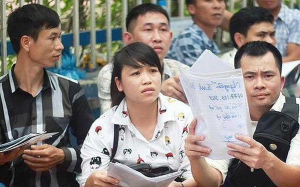 수천명의 베트남인들이 지난 4월 하노이 주재 한국영사관에서 비자를 발급받기 위해 줄 지어 앉아 있다.