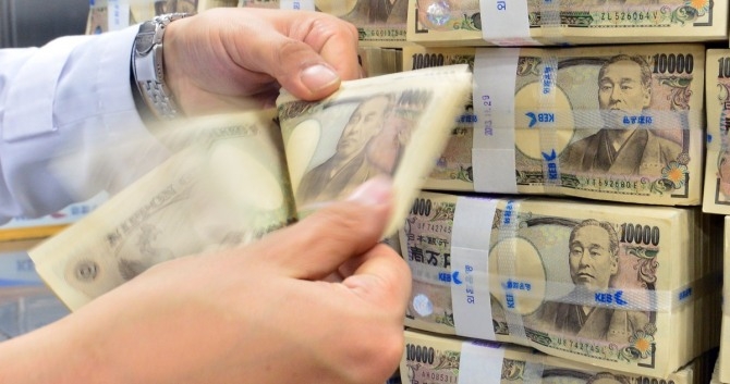 구로다 일본은행 총재가 추가 양적완화를 시사해 주목된다.