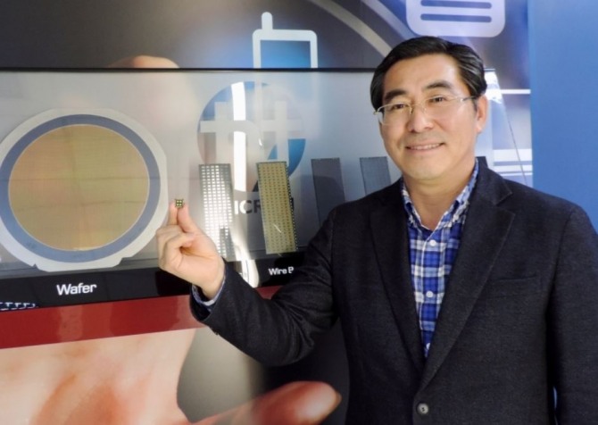 HT마이크론 크리스 류 CEO가 브라질에서 처음 생산한 사물인터넷용 칩을 들어보이고 있다.