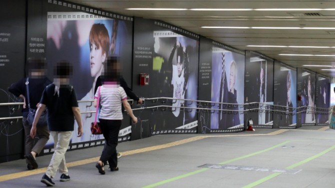 부산 도시철도 3호선 종합운동장역 지하도에 방탄소년단(BTS) 멤버의 얼굴이 담긴 광고가 설치돼 있다. 사진=뉴시스