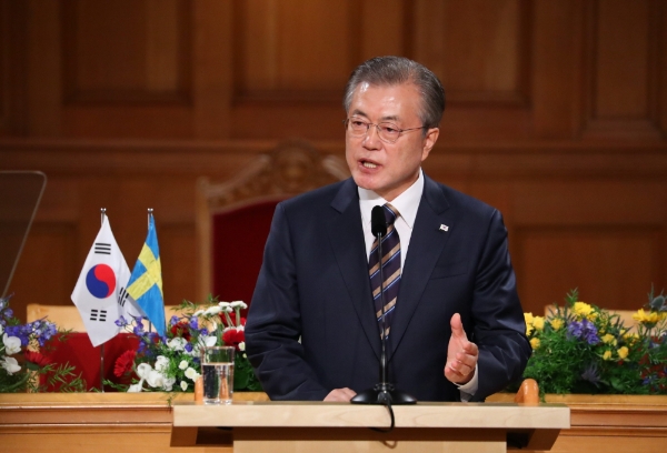 스웨덴을 국빈 방문 중인 문재인 대통령이 14일 스톡홀름 스웨덴 의회에서 '한반도 비핵화와 평화를 위한 신뢰' 주제로 연설하고 있다.