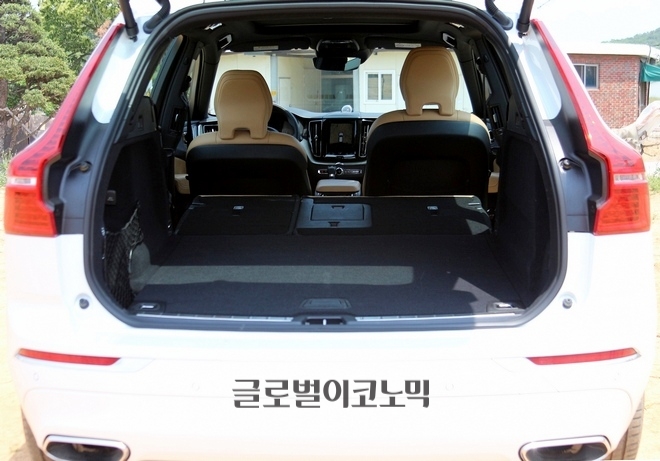 XC60 T6은 2열 폴딩 기능과 함께 스키쓰루를 둬 긴짐을 실을 수 있으며, 템포러리 스페어 타이어도 지니고 있다.