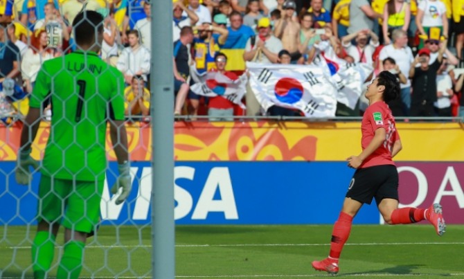 이강인이 우크라이나와의 U-20 월드컵 결승전에서 이강인이 선제골을 넣고 환호하고 있다.