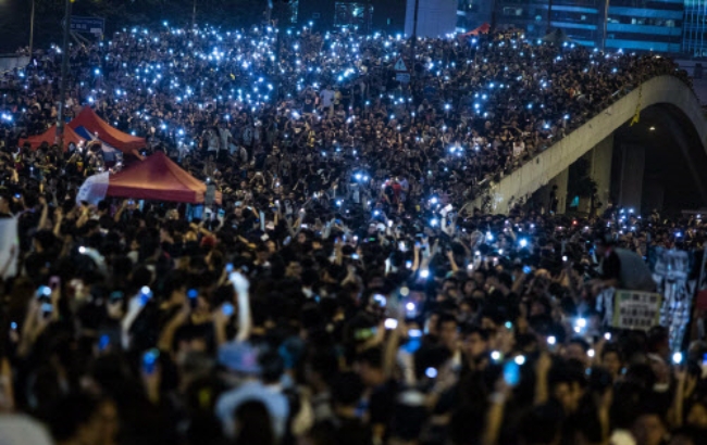 홍콩 반정부시위대가 휴대전화 플래시를 켜고 '범죄인 인도' 조례개정에 반대하는 구호를 외치고 있다.