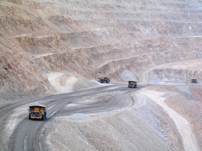 칠레 국영 구리업체 코델코의 노천광산 추키카마타 광산에서 대형 트럭들이 구리광석을 운반하고 있다. 사진=코델코