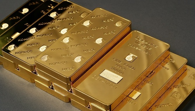 금값이 고공행진을 하고 있다. 온스당 1339.20달러를 기록한 금값은 1500달러까지 오를 수도 있다는 전망이 나오고 있다.