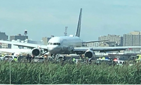 뉴어크 리버티 국제공항에서 활주로를 벗어나 착륙한 유나이티드 항공.