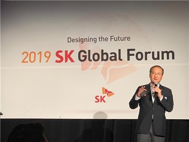 이석희 SK하이닉스 사장이 15일(현지시간)  미국 캘리포니아주 샌프란시스코에서 개최된 ‘2019 SK 글로벌 포럼’에서 사업전략을 발표하고 있다. (사진=뉴시스‧SK그룹)