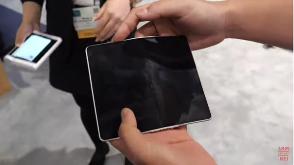 BOE가 미국 새너제이 디스플레이 위크에서 소개한 폴더블폰 시제품. 동영상에서는 이 아웃폴딩 방식의 폴더블 디스플레이 중앙에 접히면서 생기는 금이 보이지 않는다.(사진=암디바이시즈닷넷)