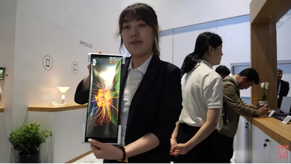 미국 새너제이에서 열린 디스플레이위크 행사에서 중국BOE가 소개한 롤러블디스플레이를 이용한 태블릿 시제품. 5인치 화면이 12.3인치로 늘어났다. (사진=암디바이시즈닷넷)