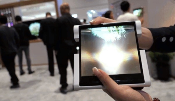 중국 BOE가 소개한 롤러블 디스플레이를 이용한 태블릿 시제품. 기본적으로 5인치 화면(사진)을 보이다가 늘리면 12.3인치 화면으로 커진다.(사진=암디바이시즈닷넷)