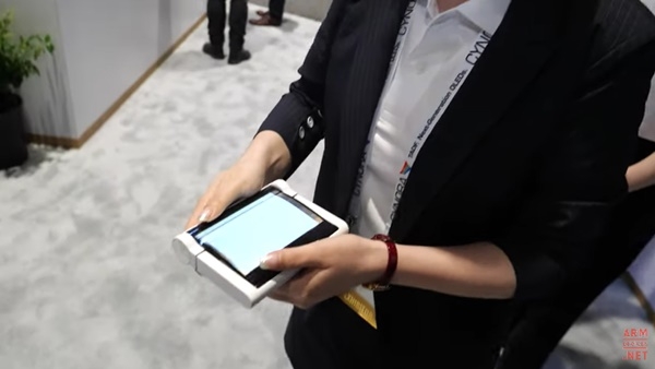 BOE가 소개한 롤러블디스플레이 기반의 태블릿 시제품(사진=암디바이시즈닷넷)