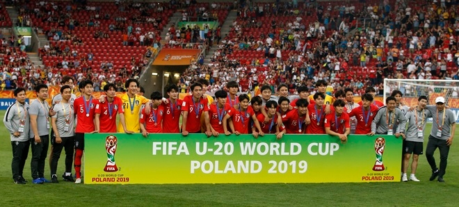 대한민국 U20 축구 대표팀이 15일(현지시간) 폴란드 우치의 우치 스타디움에서 막을 내린 2019 국제축구연맹(FIFA) U20 월드컵에서 준우승을 차지해 은메달을 목에 건 후 기념촬영을 하고 있다.  사진=뉴시스
