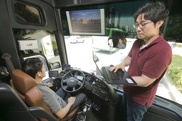 KT가 자율주행 버스를 활용해 서울 강북 지역에서 5G-V2X 기술을 실증하고 있다.(사진=KT)