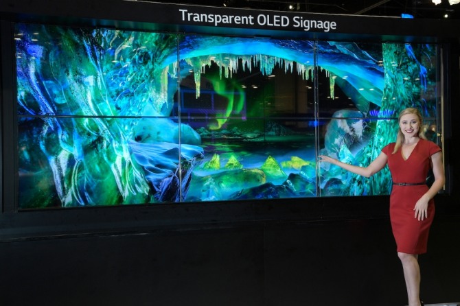 LG전자 '투명 OLED사이니지' (사진=LG전자 제공)