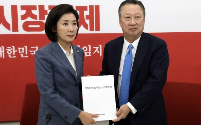 박용만 대한상공회의소 회장이 17일 오후 국회를 방문, 자유한국당 나경원 원내대표를 만나 경제 활성화를 위한 조속한 입법 건의문을 담은 '의원님께 드리는 상의 리포트'를 전달하고 있다. 사진=뉴시스