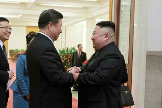 시진핑(習近平) 중국 국가주석(가운데)이 오는 20~21일 북한을 국빈 방문한다. 사진은 김정은 북한 국무위원장이 지난 1월 10일 시진핑 중국 국가주석 초청으로 중국을 방문해 시 주석과 악수하는 모습. 사진=뉴시스