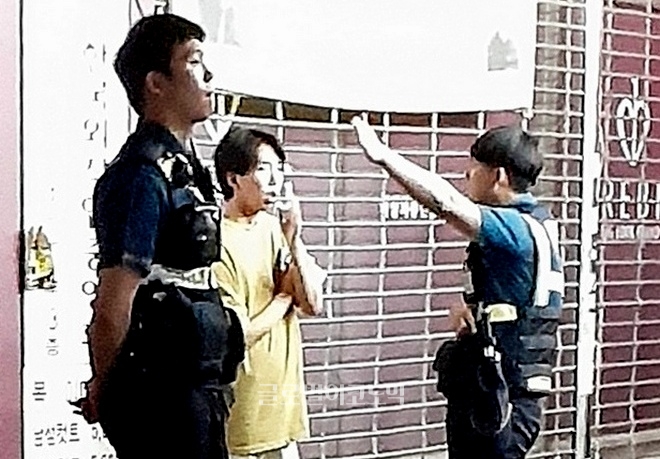 신흥역 인근에서 경찰이 한 취객의 신고로 출동해 민원을 해결하고 있다.