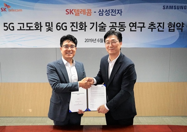 SK텔레콤은 삼성전자와 17일 경기도 분당 SK텔레콤 ICT기술센터에서 5G 고도화 및 6G 진화 기술 공동 연구 추진을 위한 업무협약을 맺었다고 18일 밝혔다. 사진은 업무협약식에 참석한 박진효 SK텔레콤 ICT기술센터장(왼쪽)과 전재호 삼성전자 네트워크사업부 개발팀장(사진=SK텔레콤)