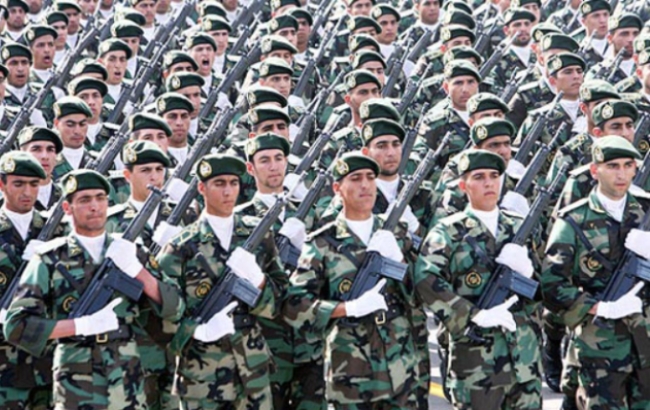 이란의 정예군 혁명수비대가 군사퍼레이드를 하고 있는 모습.