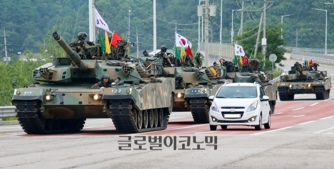 춘천시 진동면 팔미교차로에서 훈련 중인 탱크와 경차 마티즈가 본지 카메라에 잡혔다.