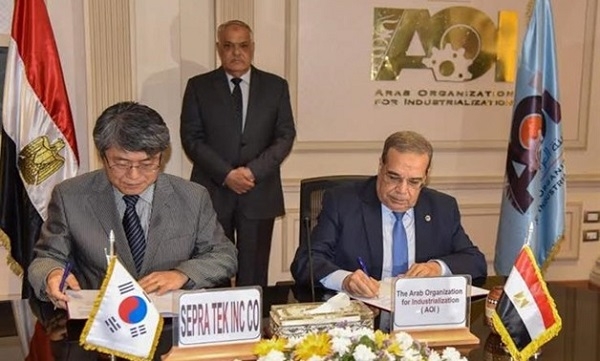 한국 세프라텍(사진 왼쪽)과 아프리카공업화기구가 18일(현지시각) 이집트에 담수화기기 생산공장을 설립키로 하는 양해각서를 체결하고 있다. 