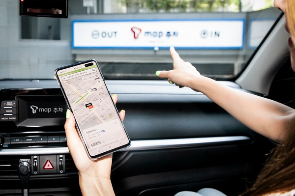 SKT와 ADT캡스가 공동 출시한 'T맵주차'서비스를 활용해 주차장을 찾고 있다. (사진=SKT)
