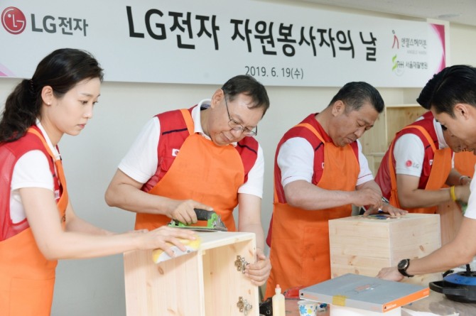 LG전자 임직원들이 19일 서울 은평구에 있는 은평재활원을 방문해 책장, 서랍장 등 가구를 직접 만들어 재활원에 전달했다. 사진은 조성진 LG전자 대표이사(왼쪽에서 두 번째)와, 배상호 노조위원장(왼쪽에서 세 번째)이 재활원에 전달할 가구를 만들고 있는 모습. (사진=LG전자 제공) 