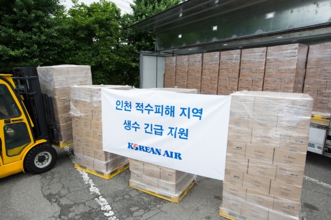 대한항공은 19일 인천시 서구지역 수돗물 음용 불가 판정 피해 학교에 생수 1,000 박스(0.5 리터 30,000병)를 긴급 지원했다. 사진=대한항공