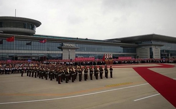 시진핑 중국 국가주석이 탄 전용기가 20일 평양 순안공항에 도착한 가운데 북한 의장대 등 환영인사들이 나란히 대기해 있다./뉴시스